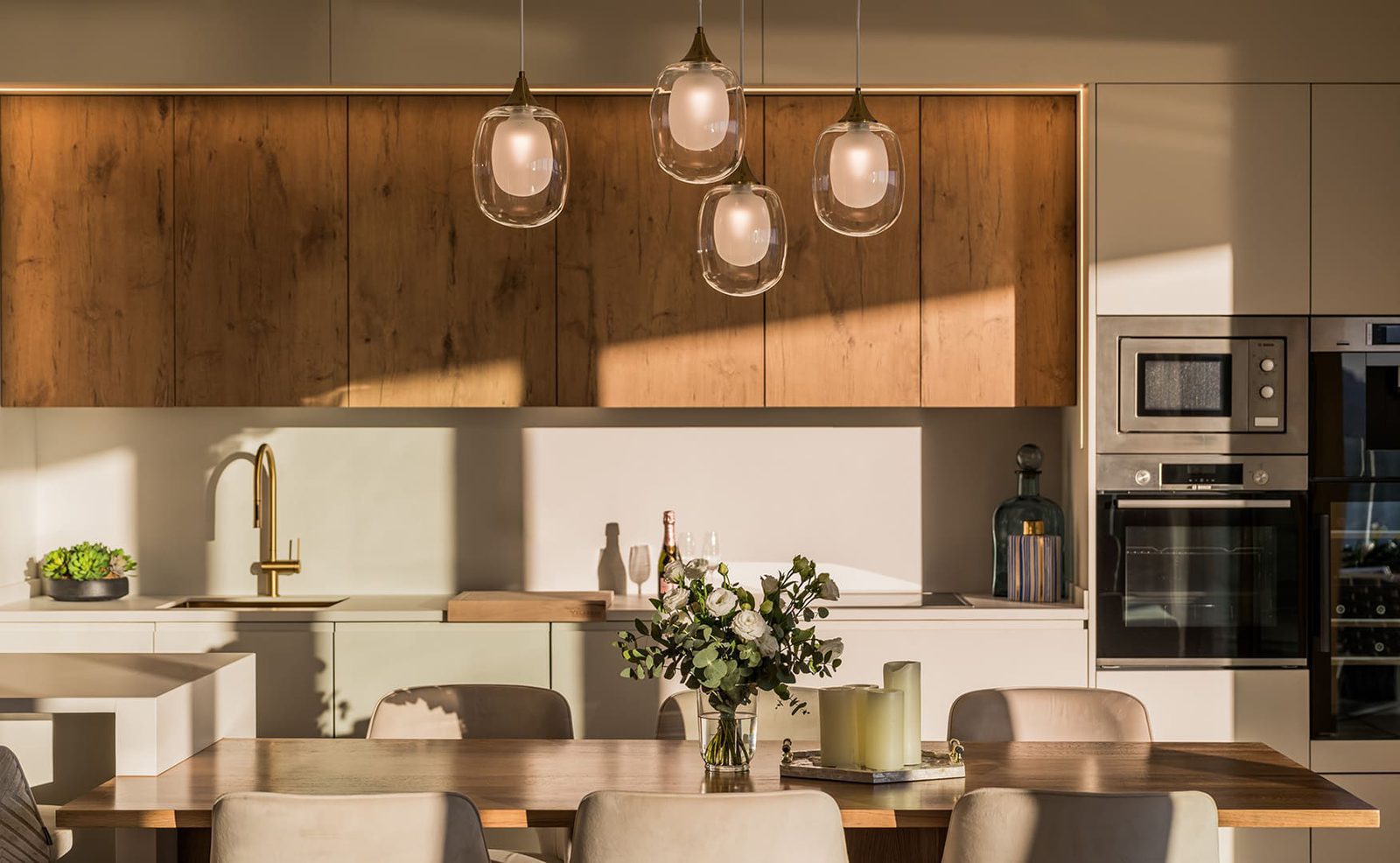 Stylish kitchen with modern lighting in a 3-bedroom apartment in Benidorm - The Estates