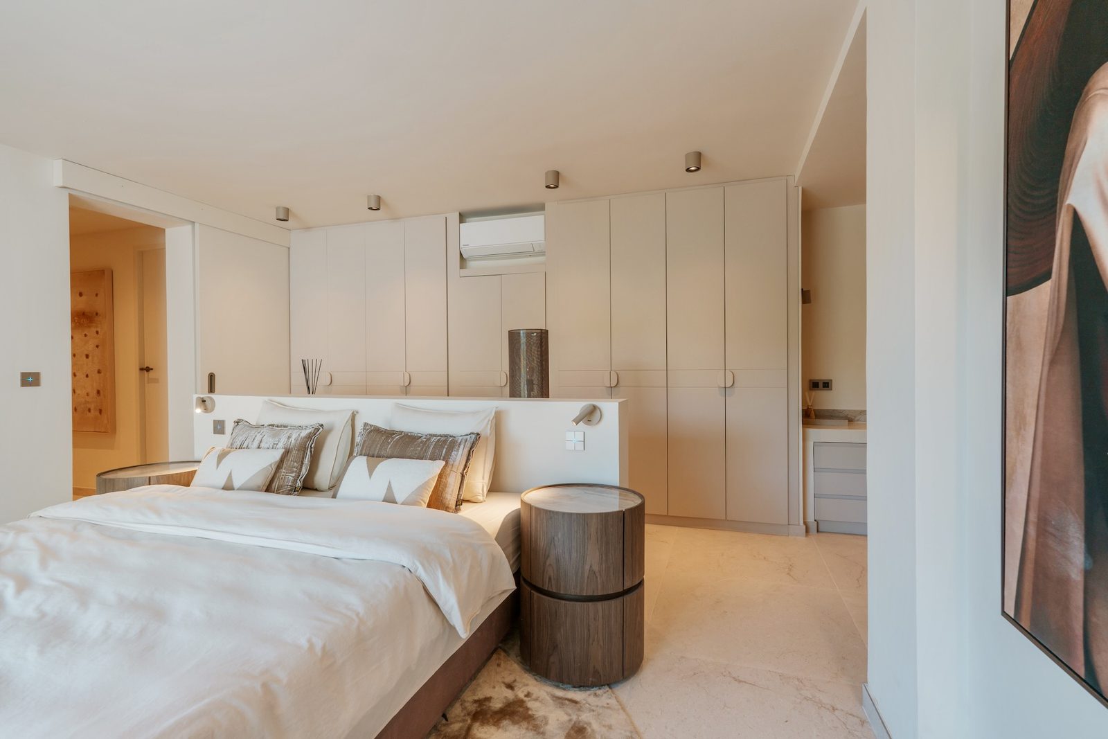 A modern bedroom with built-in wardrobes in a 4-bedroom villa in Javea - The Estates