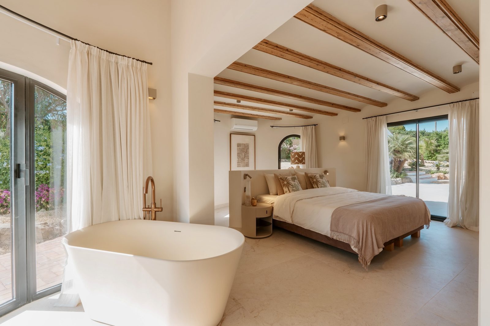 Luxurious bedroom with a freestanding bathtub in a 4-bedroom villa in Javea - The Estates