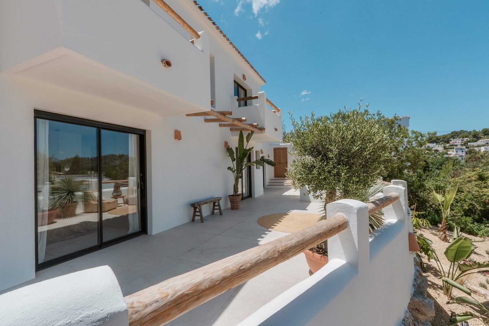 Exterior view of a 4-bedroom villa in Javea with a terrace and garden - The Estates