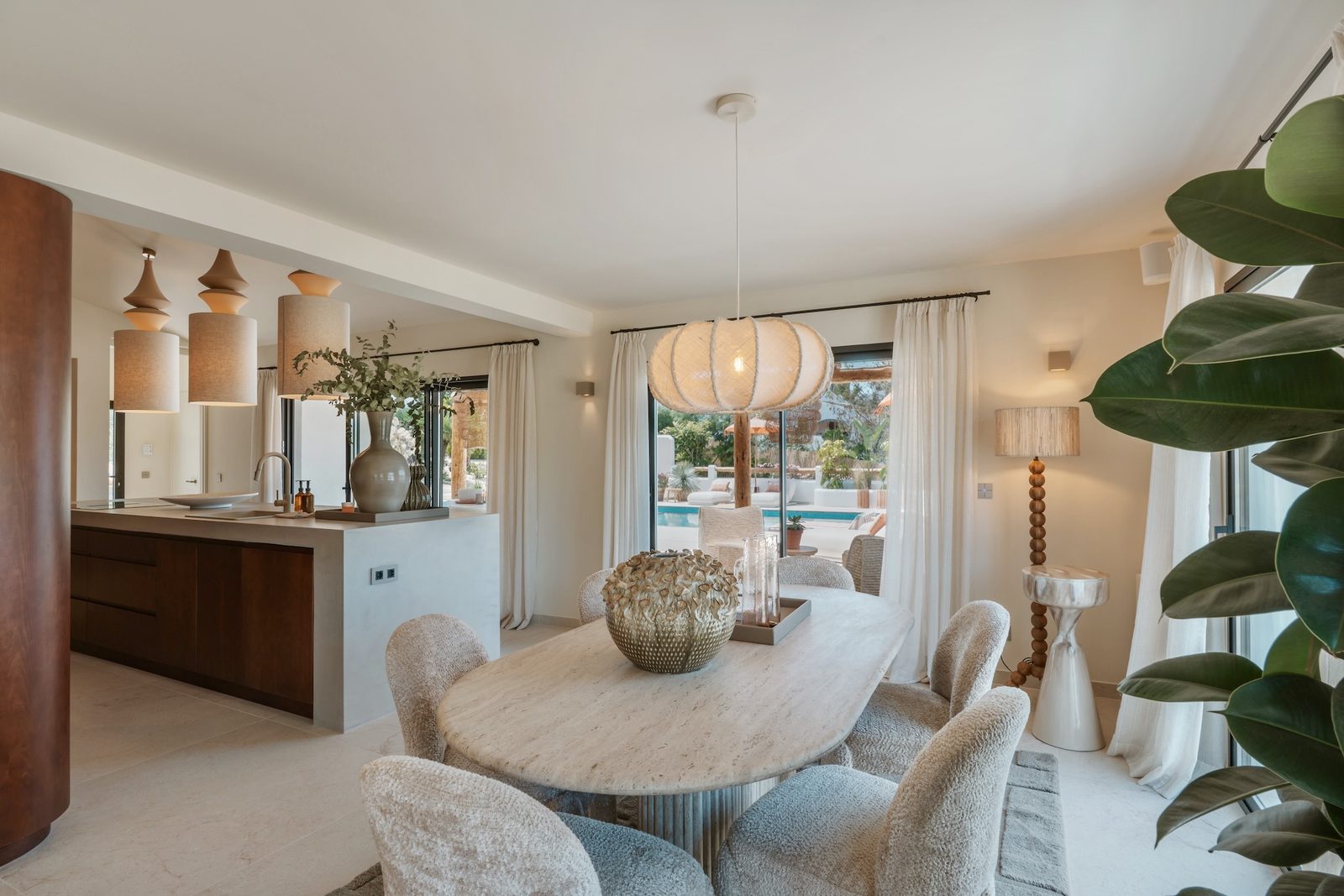 Stylish dining area with views of the garden in a 4-bedroom villa in Javea - The Estates
