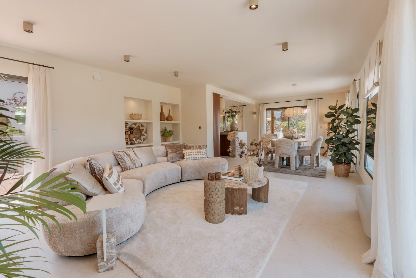 Stylish living room with comfortable seating and views of the garden in a 4-bedroom villa in Javea - The Estates