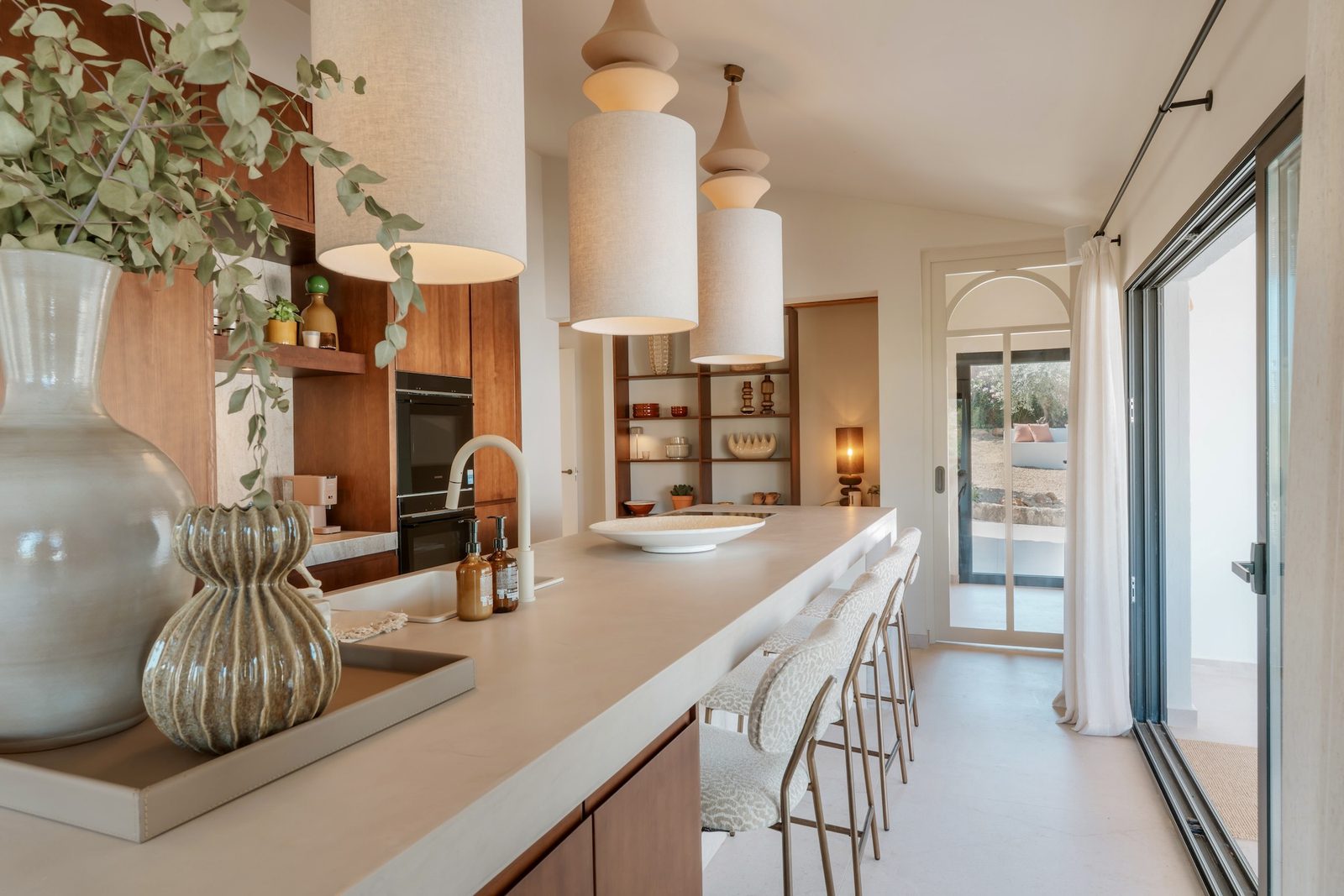 Stylish kitchen and bar area of a 4-bedroom villa in Javea - The Estates