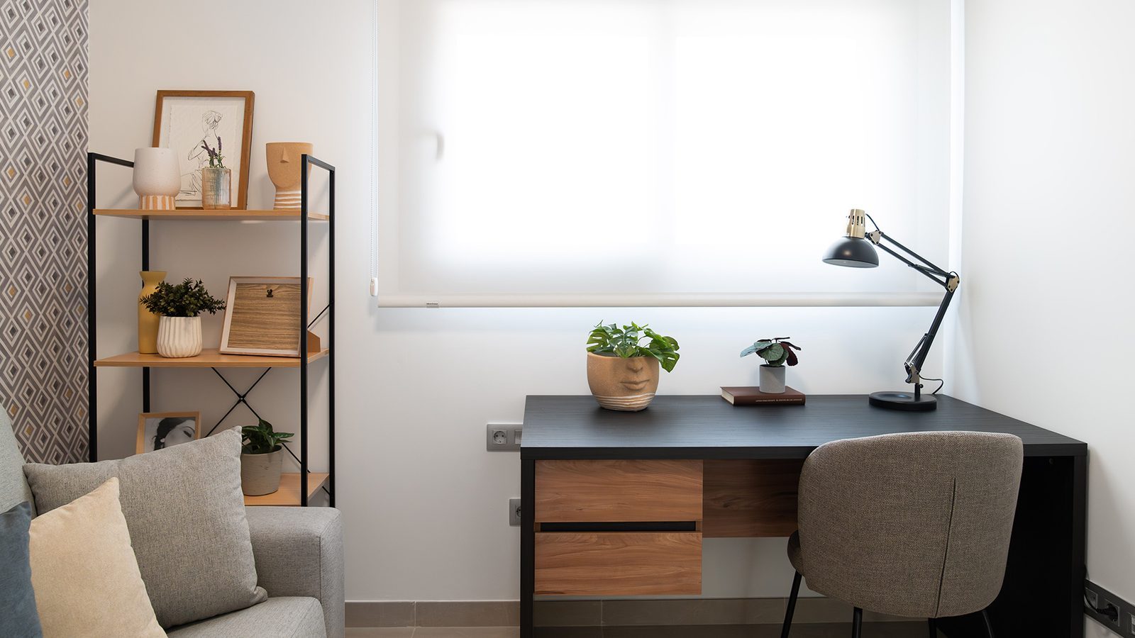 Home office with desk, chair, shelving and sofa in a 3-bedroom apartment in Benidorm - The Estates