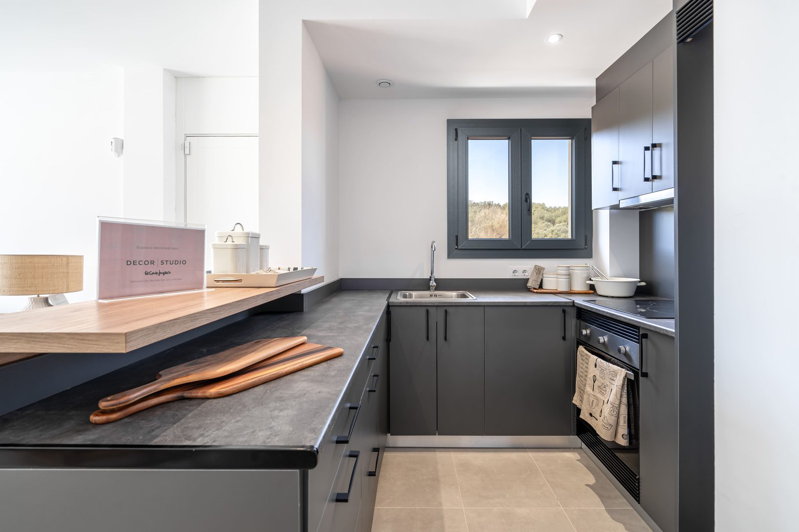 A modern kitchen with views of greenery in a townhouse in Manacor - The Estates