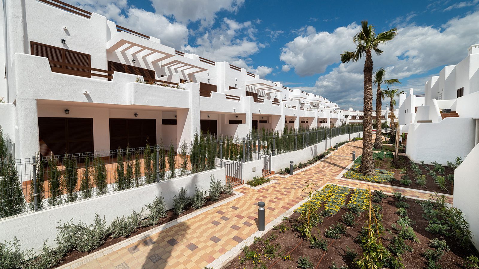 White 2-bedroom bungalows with terraces and landscaped walkway in Pulpí
