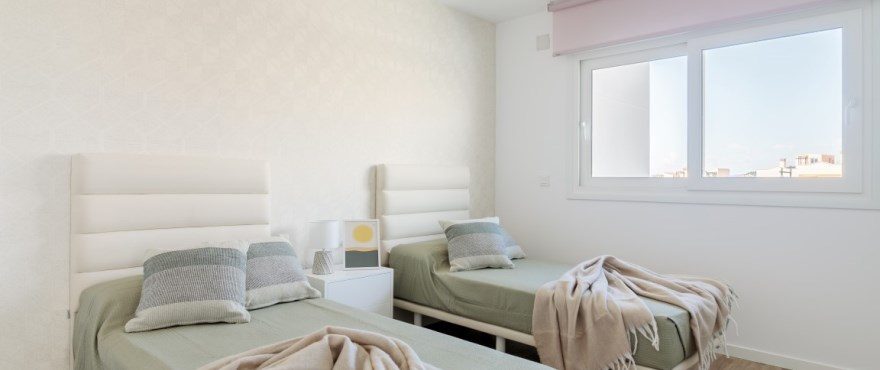 Twin bedroom with two single beds, bedside table and window in a 3-bedroom townhouse in Finestrat - The Estates