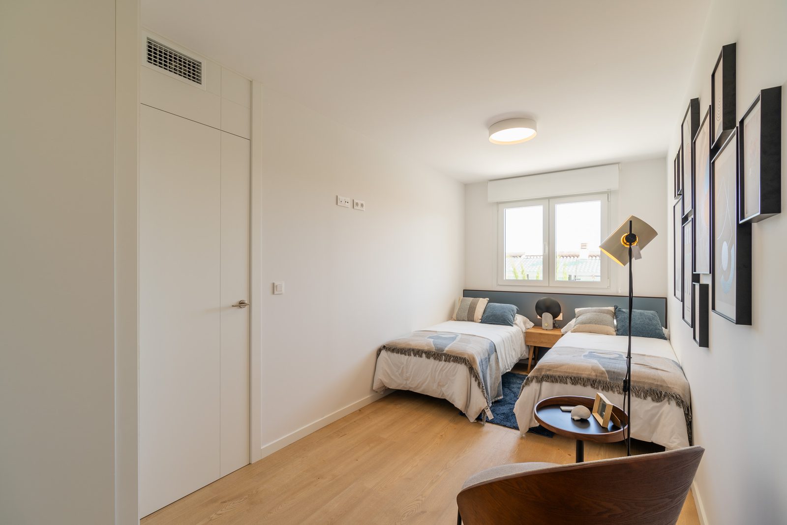 A bright bedroom with twin beds and modern decor in a 4-bedroom townhouse in La Nucía - The Estates