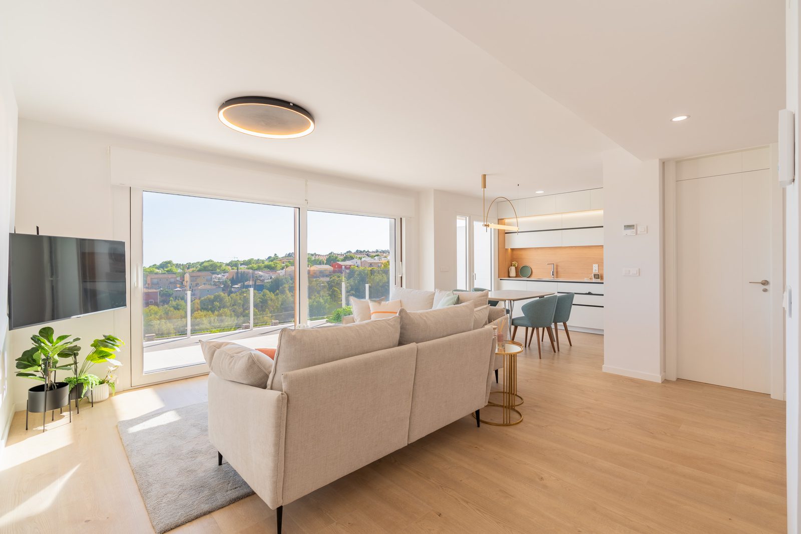 A bright living area with city and sea views in a 4-bedroom townhouse in La Nucía - The Estates