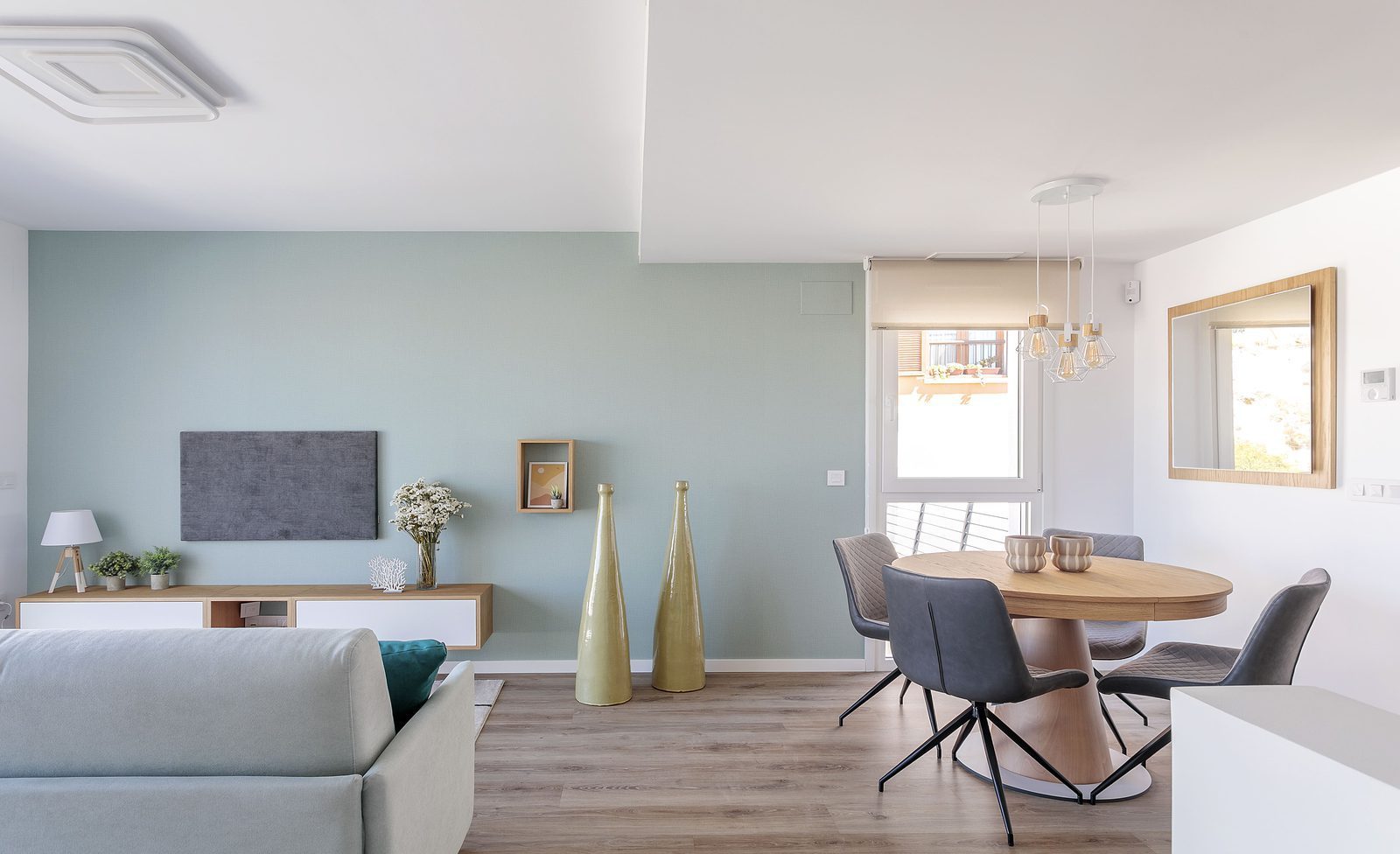 Modern open-plan living and dining room of a 4-bedroom villa in Finestrat -