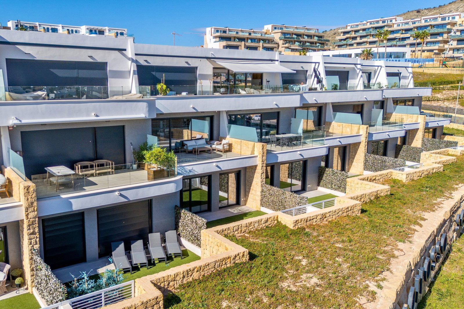 Exterior view of a 2-bedroom apartment with sea and garden views in Finestrat - The Estates