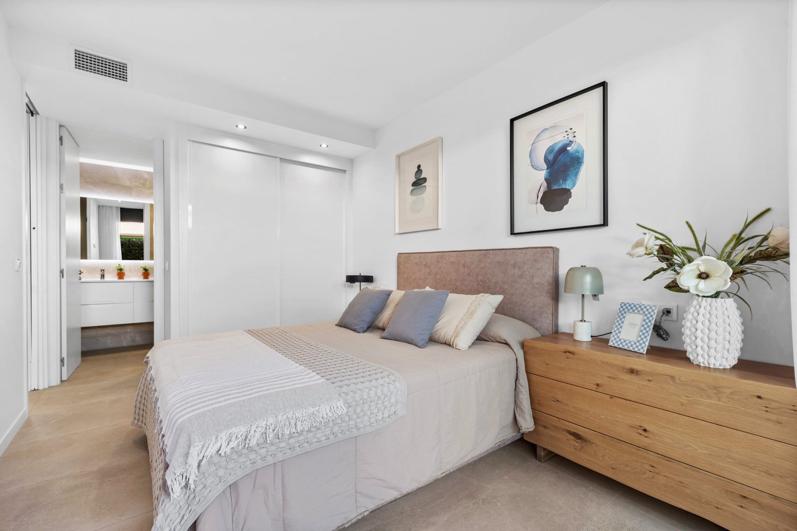 A stylish bedroom in a 2-bedroom apartment with sea and city views in Finestrat - The Estates