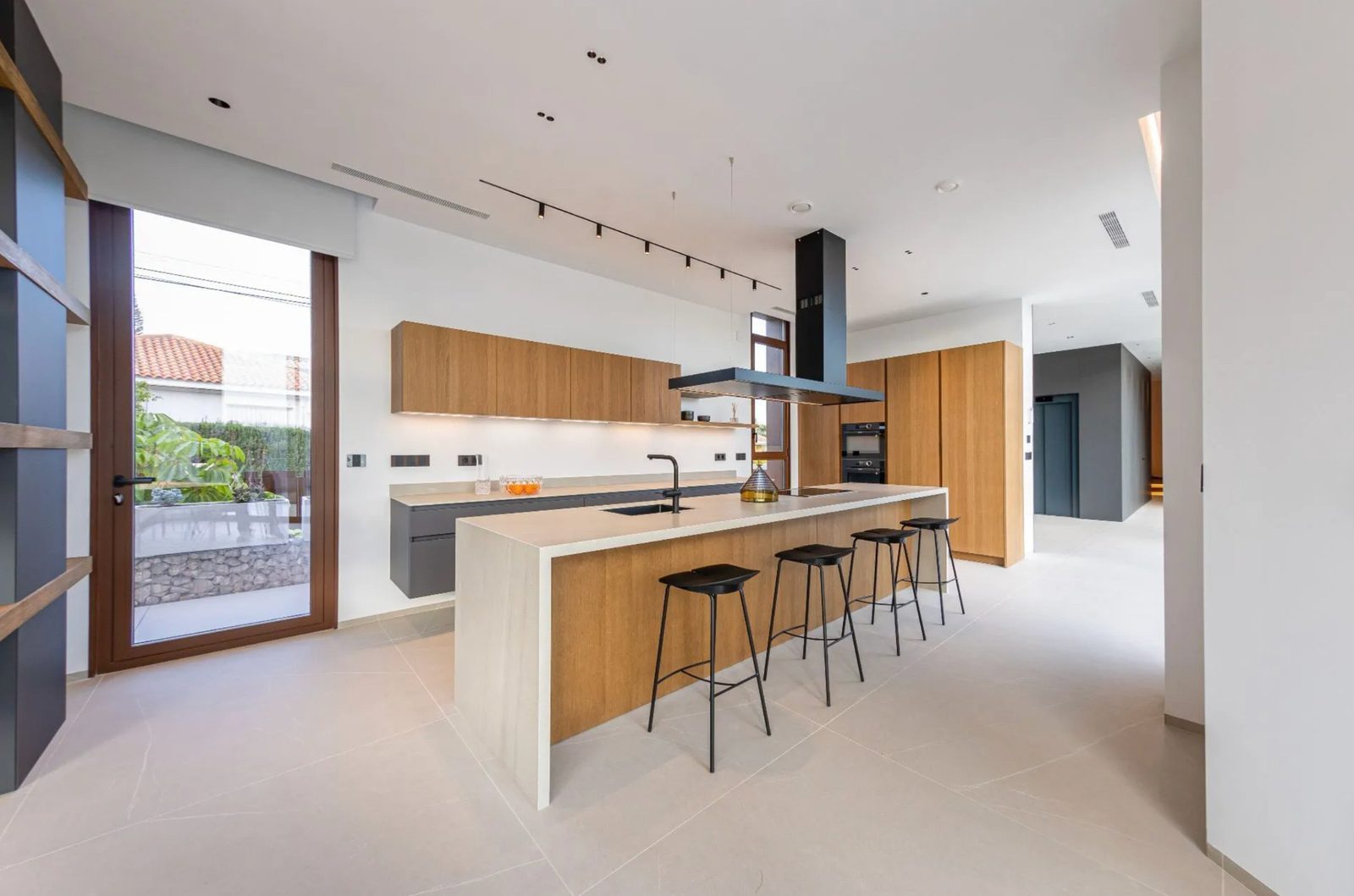Modern kitchen with island in a 4-bedroom villa in Benidorm with sea views - The Estates
