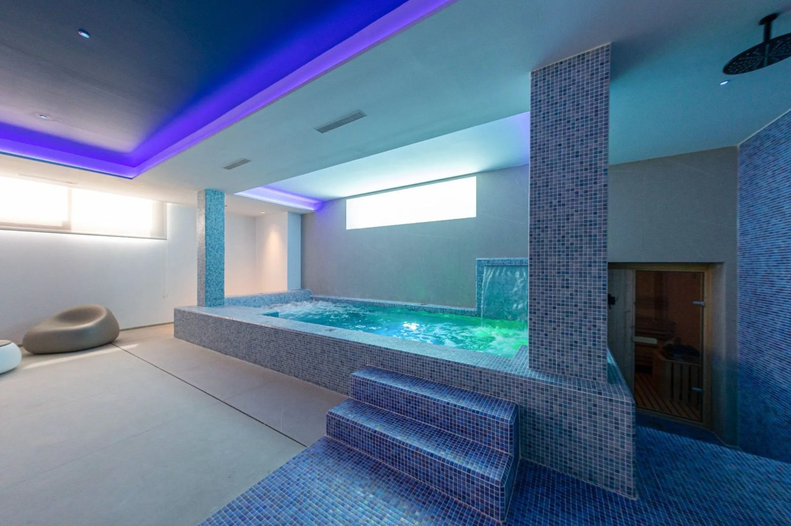 Luxurious indoor pool and sauna area of a 4-bedroom villa in Benidorm - The Estates