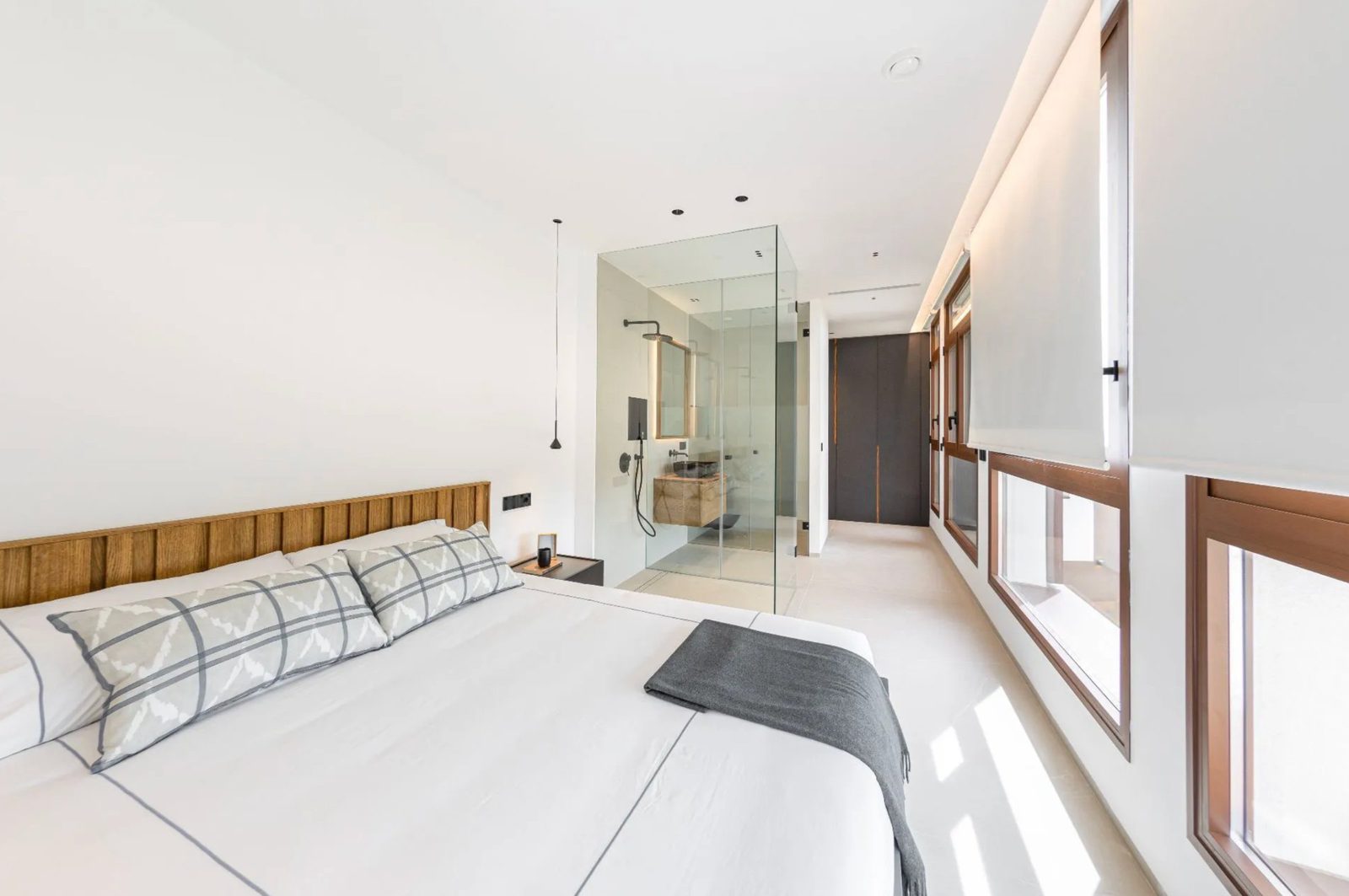 A modern bathroom with a walk-in shower in a 4-bedroom villa in Benidorm - The Estates