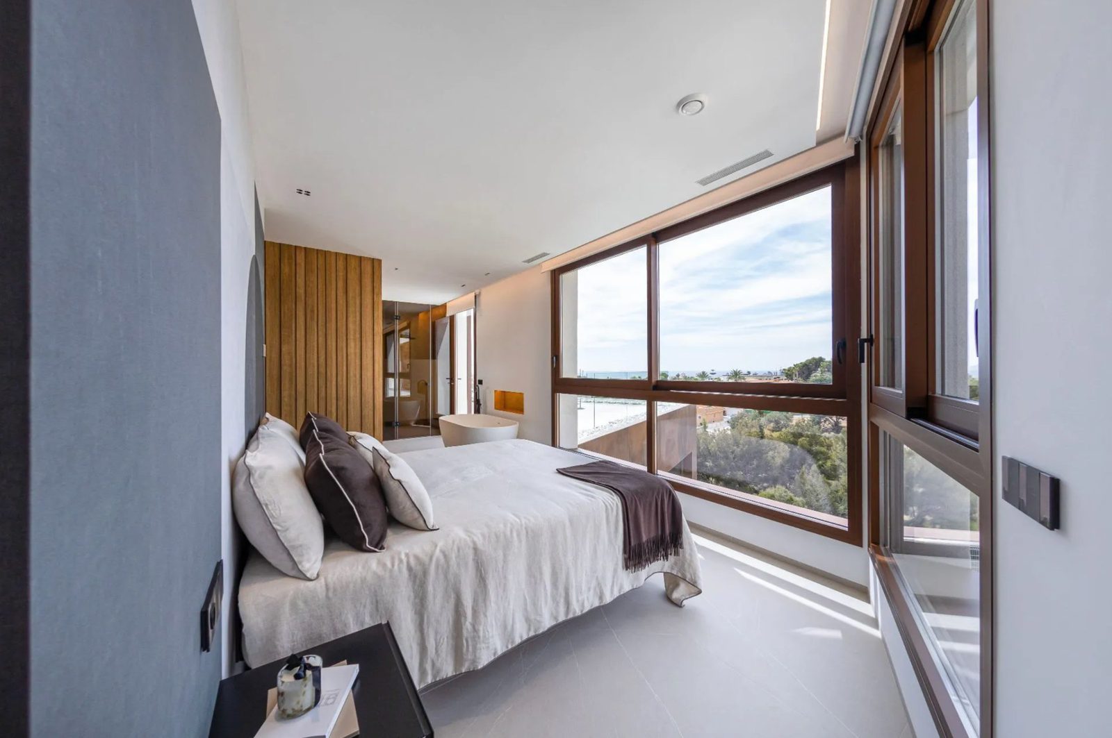 A bright bedroom with stunning sea views in a 4-bedroom villa in Benidorm - The Estates
