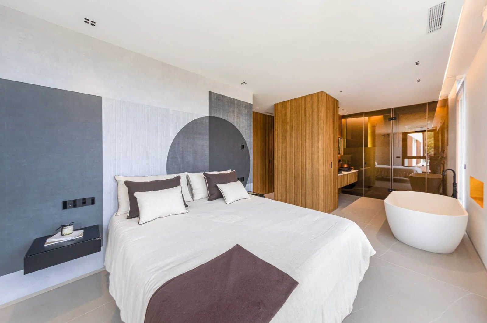 Luxurious bedroom with ensuite bathroom in a 4-bedroom villa in Benidorm - The Estates