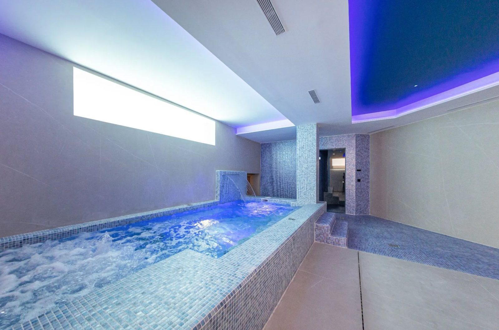 A luxurious indoor jacuzzi and pool area in a 4-bedroom villa in Benidorm - The Estates