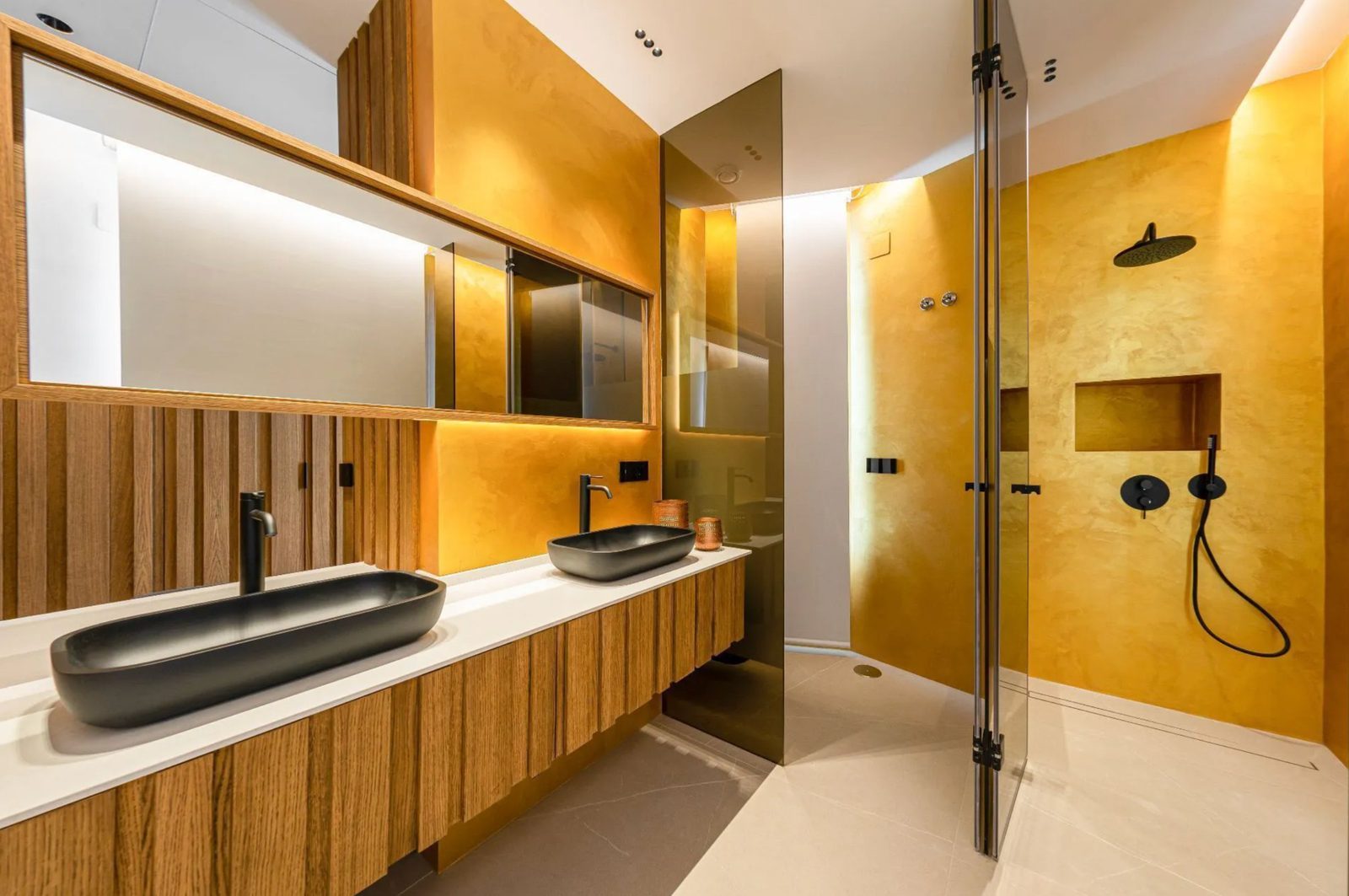 Stylish bathroom with modern fixtures in a 4-bedroom villa in Benidorm - The Estates