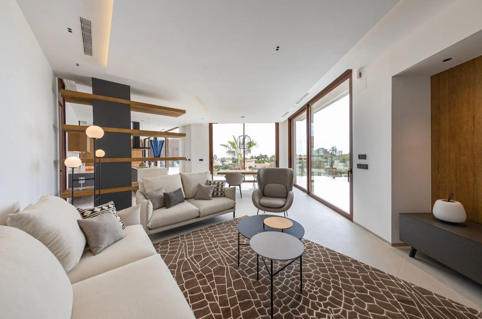 Stylish living room with sea views in a 4-bedroom villa in Benidorm - The Estates