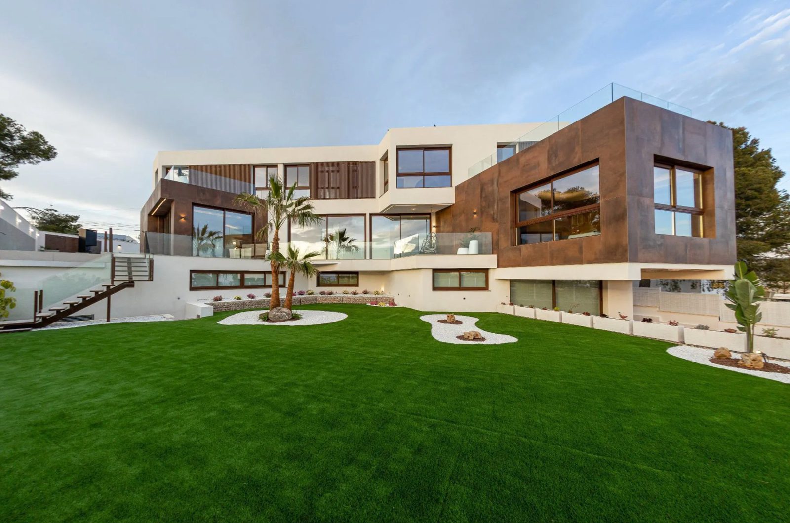 Luxury villa for sale in Benidorm with infinity pool, private spa and panoramic sea views | Villa Zen