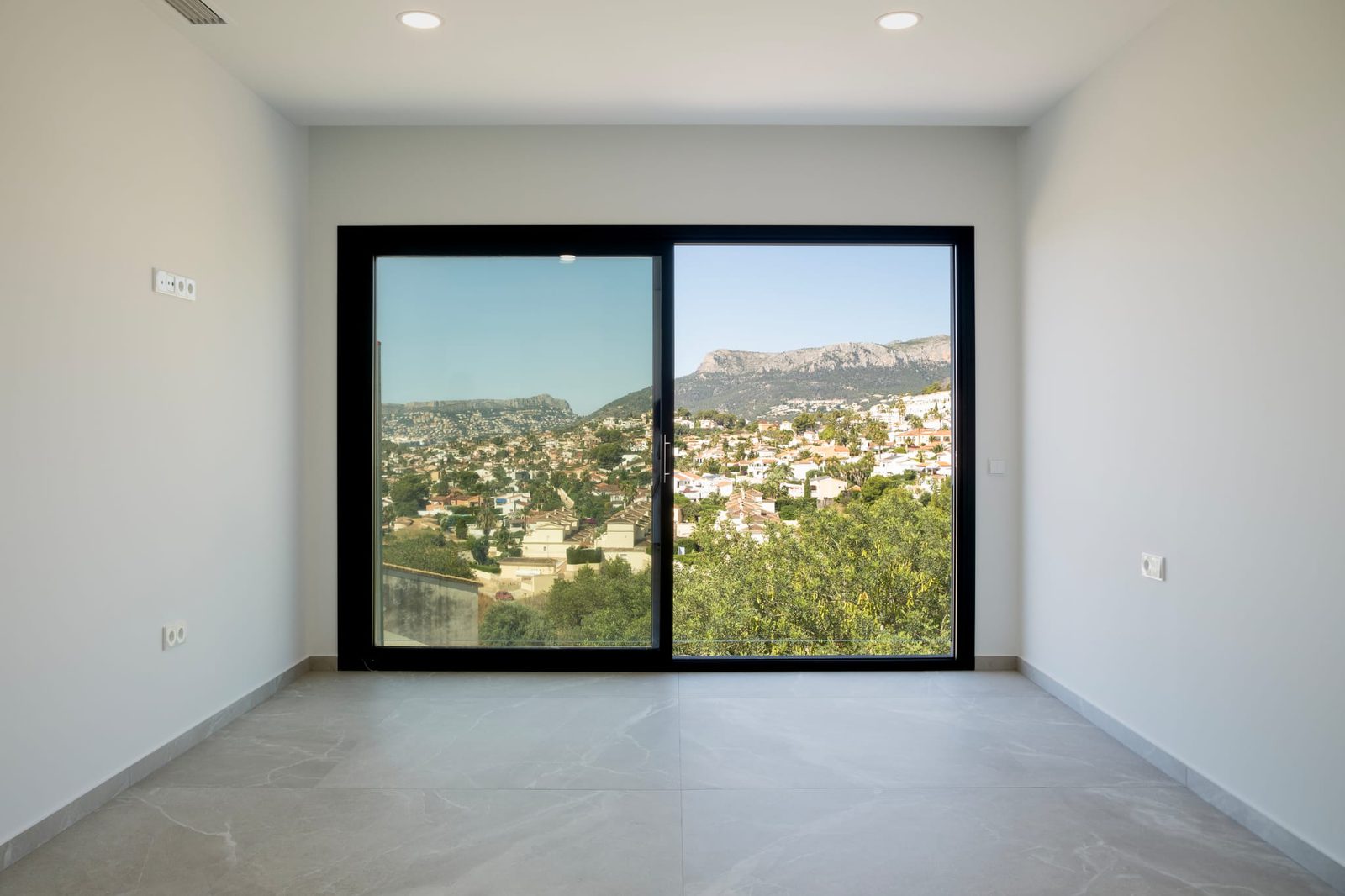Bright living room with sliding doors and mountain views in a 3-bedroom villa in Calpe - The Estates