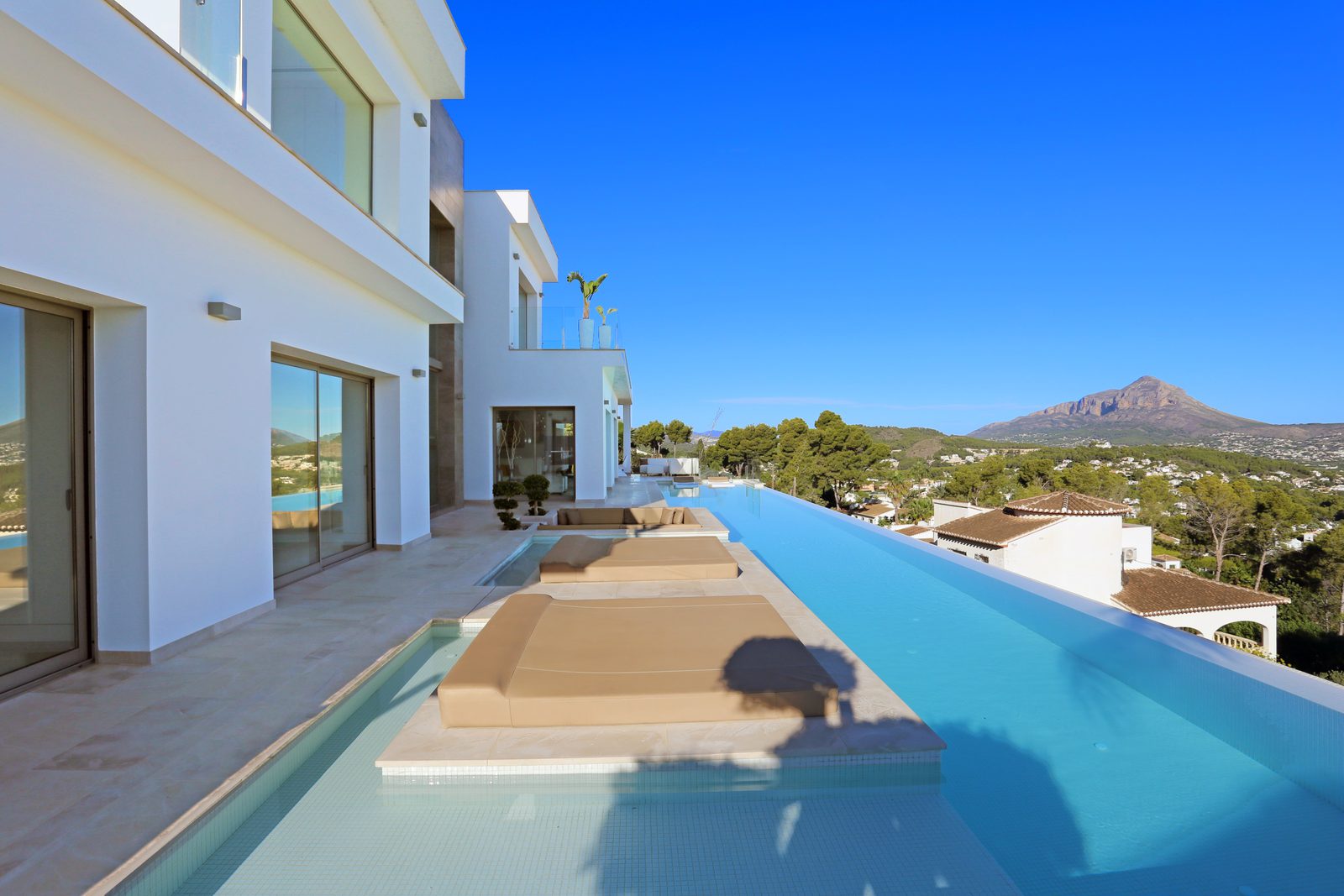 Infinity pool and mountain views of a 4-bedroom villa in Javea - The Estates