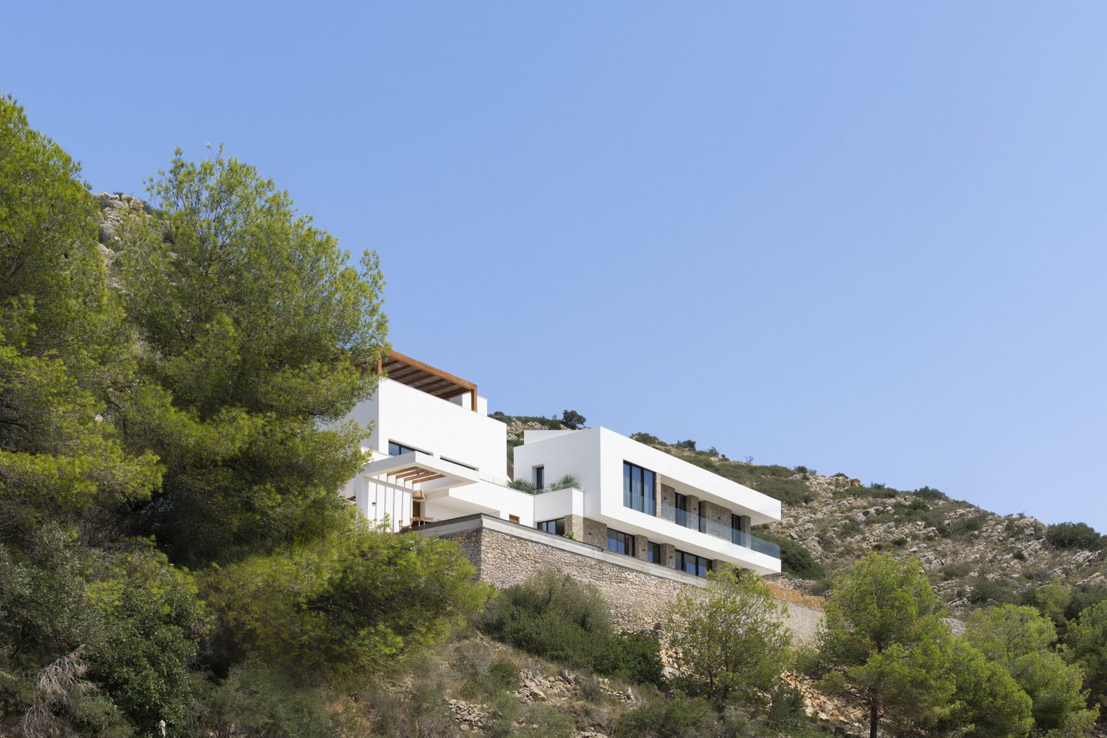 A modern villa nestled amongst lush greenery and offering stunning mountain views - The Estates