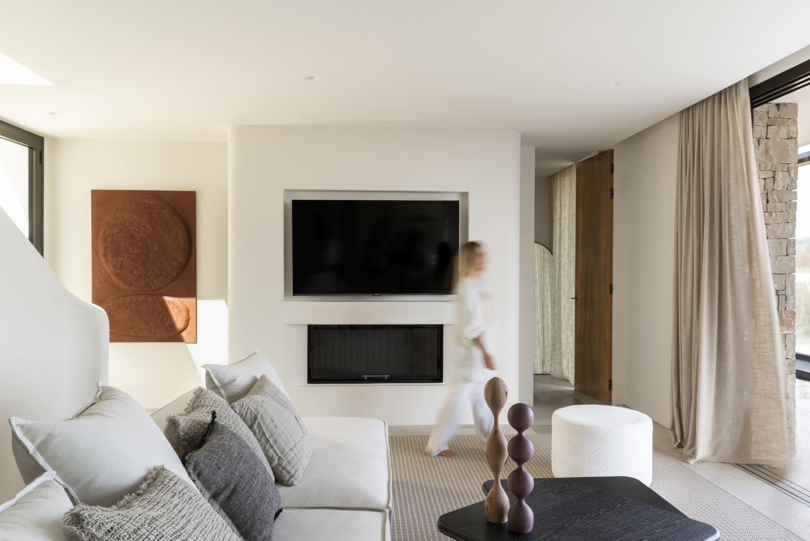 Stylish living room with fireplace and TV in a 5-bedroom villa in Javea - The Estates