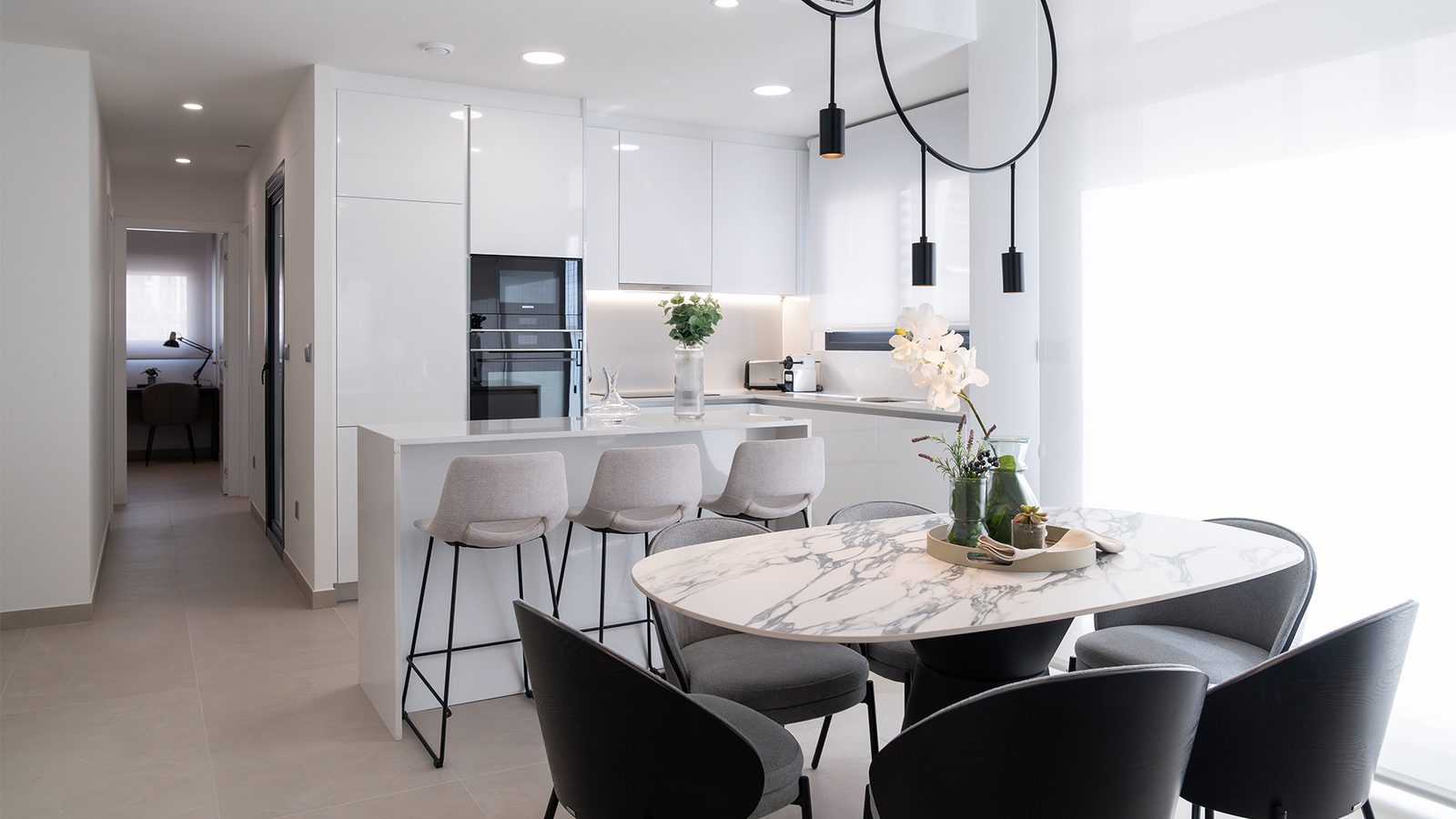Contemporary open-plan kitchen and dining area of a 3-bedroom apartment in Benidorm - The Estates