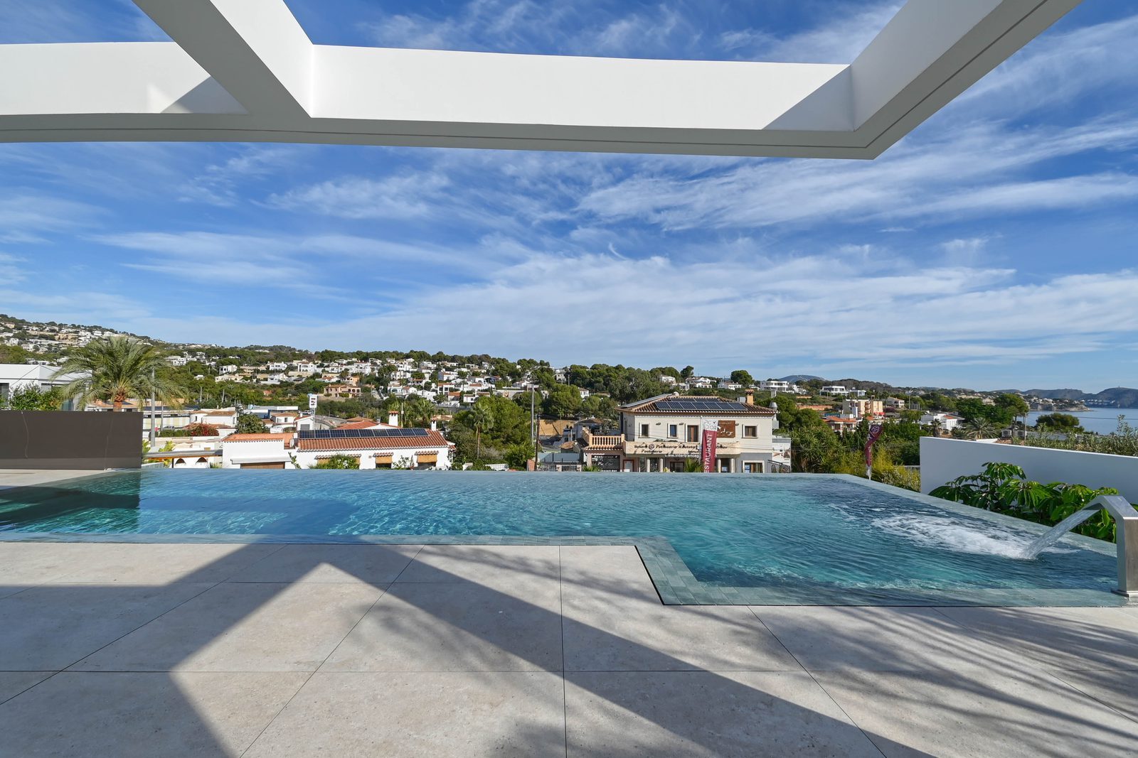 Infinity pool and terrace with sea views of a 4-bedroom villa in Benissa - The Estates