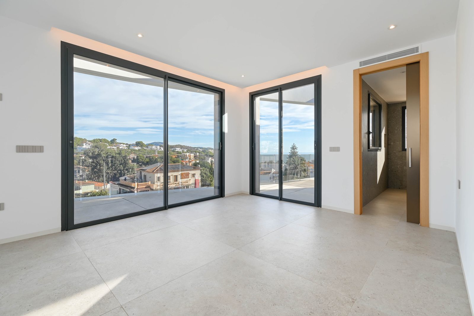 Bright modern room with floor-to-ceiling windows and sea views in a 4-bedroom villa in Benissa - The Estates