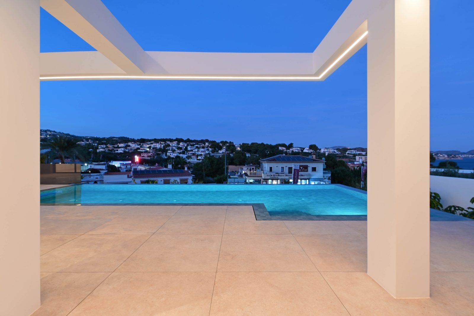 Infinity pool and sea views from a covered terrace of a 4-bedroom villa in Benissa — The