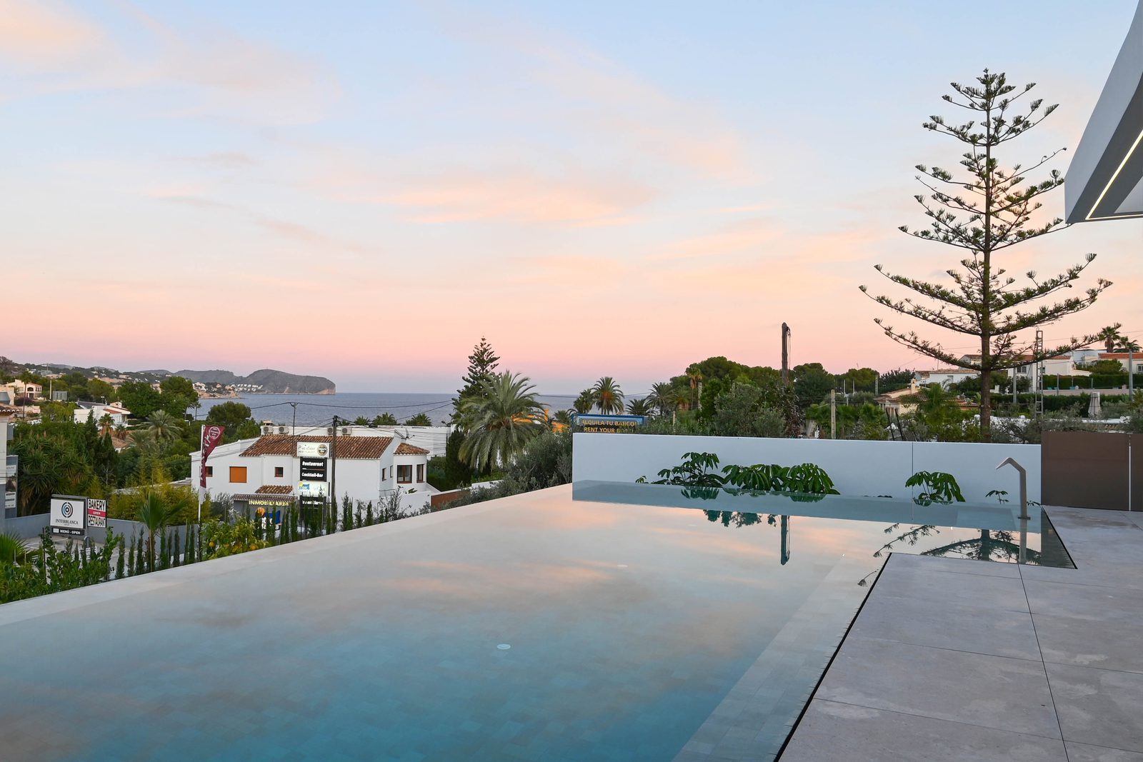 Infinity pool overlooking the sea at sunset of a 4-bedroom villa in Benissa - The Estates