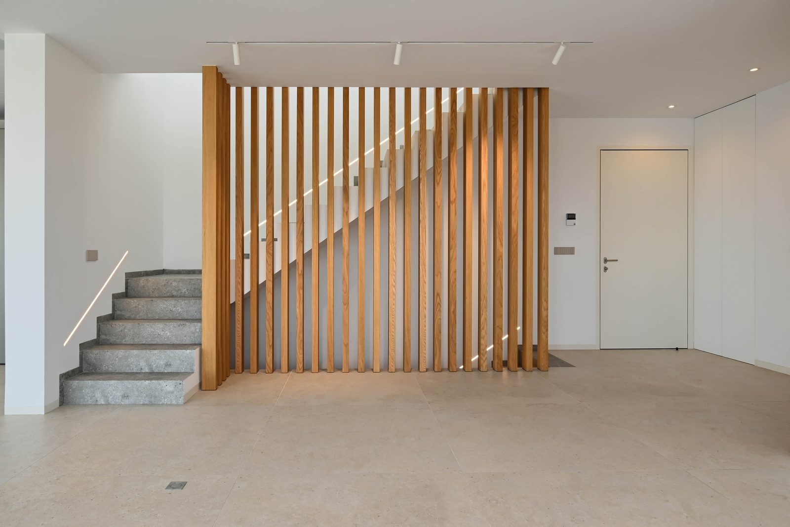 Entrance hall with stone staircase and wooden slatted partition of a 4-bedroom villa in Benissa - The Estates