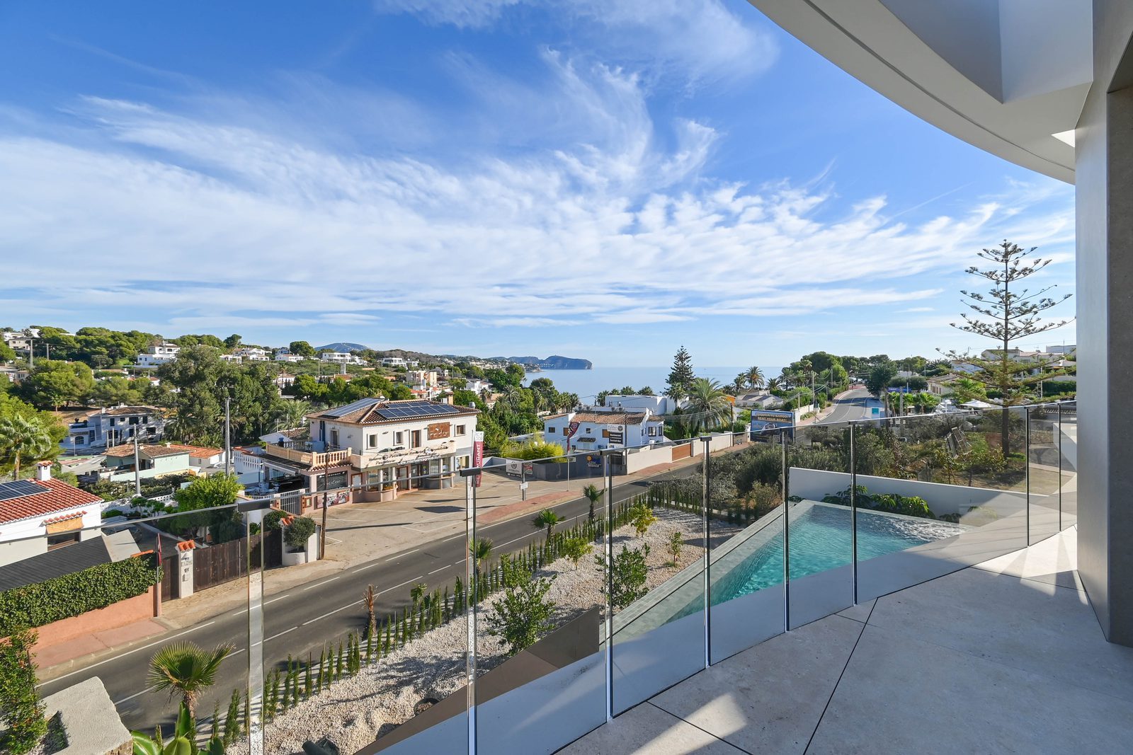 Terrace with pool and sea views of a 4-bedroom villa in Benissa - The Estates