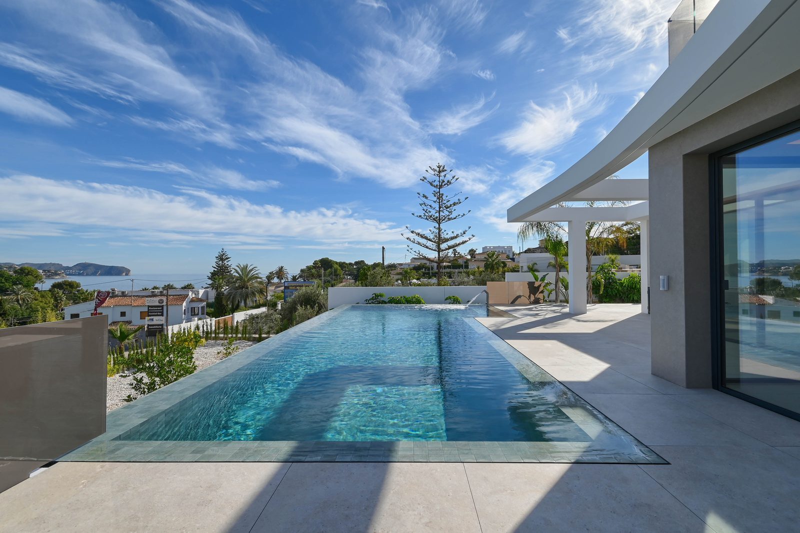 Infinity pool and sea views at a 4-bedroom villa in Benissa - The Estates