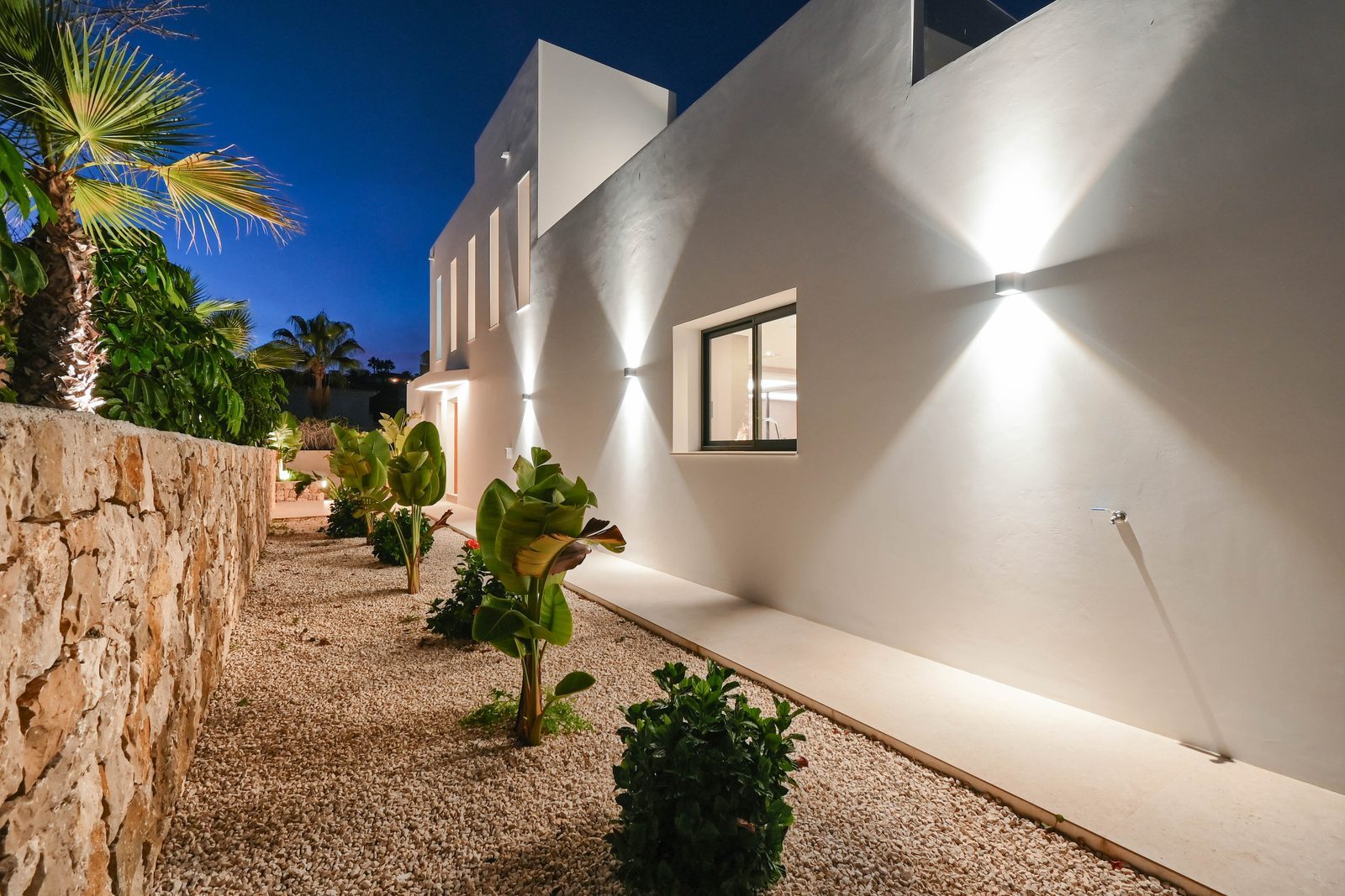 Illuminated side garden