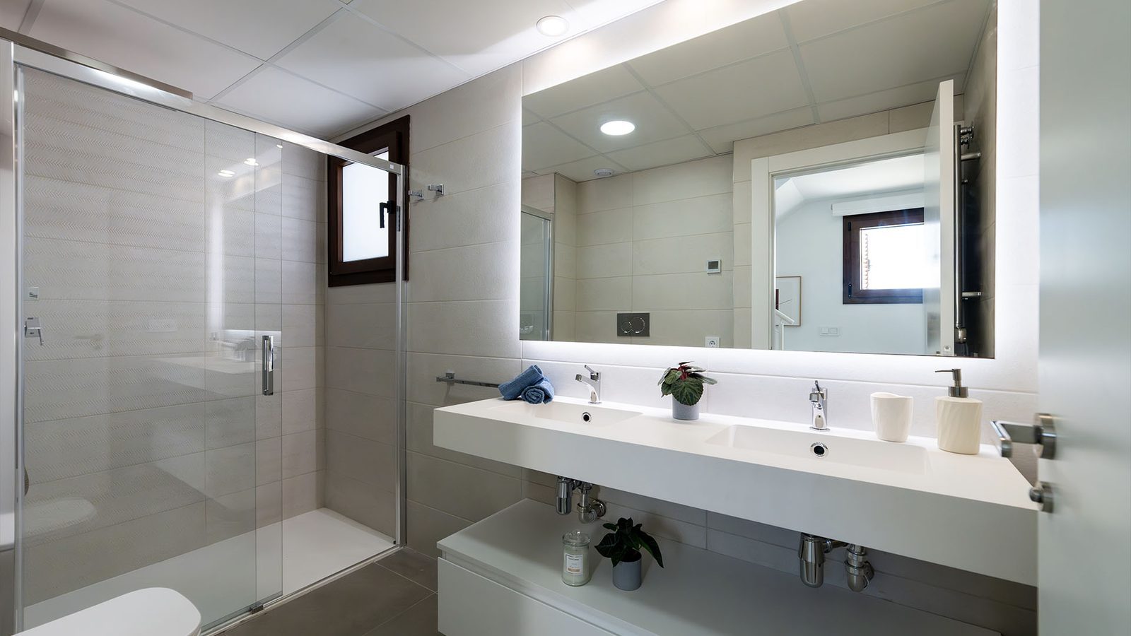 Modern bathroom with walk-in shower and double vanity in a 3-bedroom semi-detached in Pulpí - The Estates