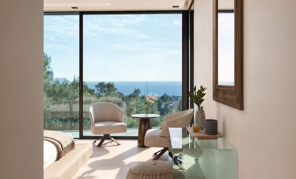 Bright sitting area with armchairs and panoramic sea views in a 4-bedroom villa in Benissa - The Estates
