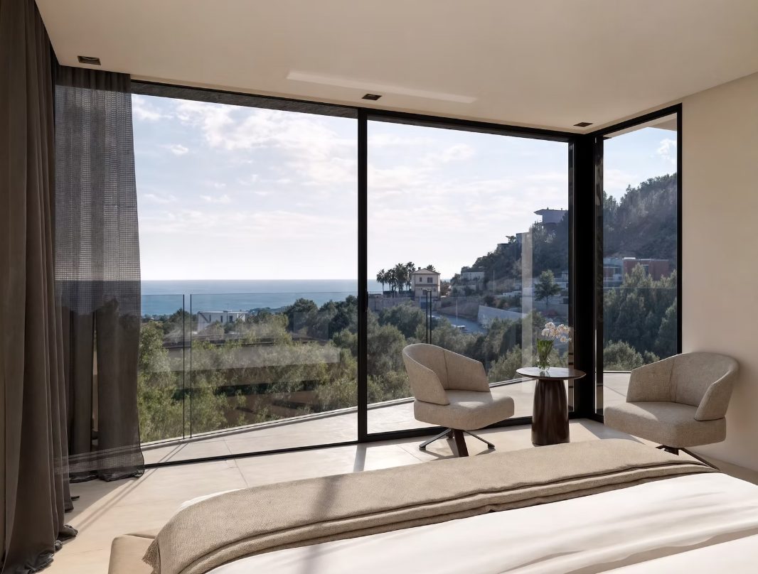 Bedroom with floor-to-ceiling windows, seating area and panoramic sea views in Racó de Galeno, Benissa - The Estates