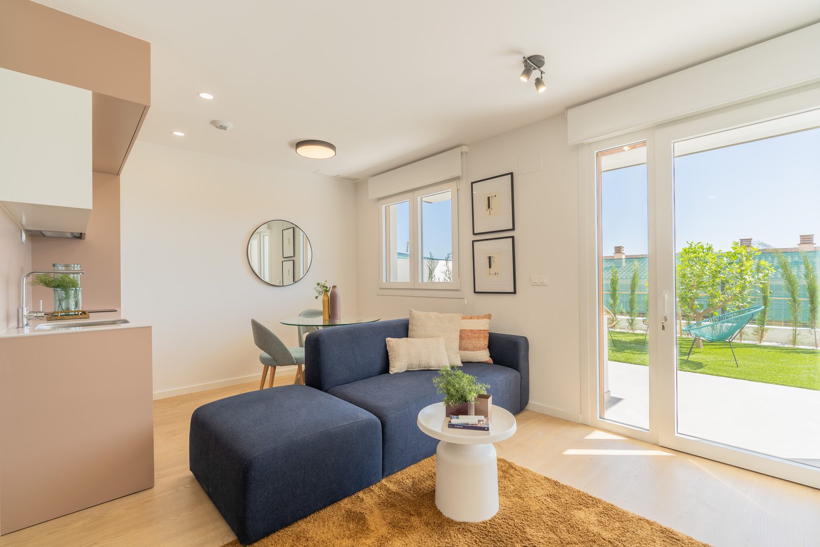 Stylish living room with garden views in a 4-bedroom townhouse in La Nucía - The Estates