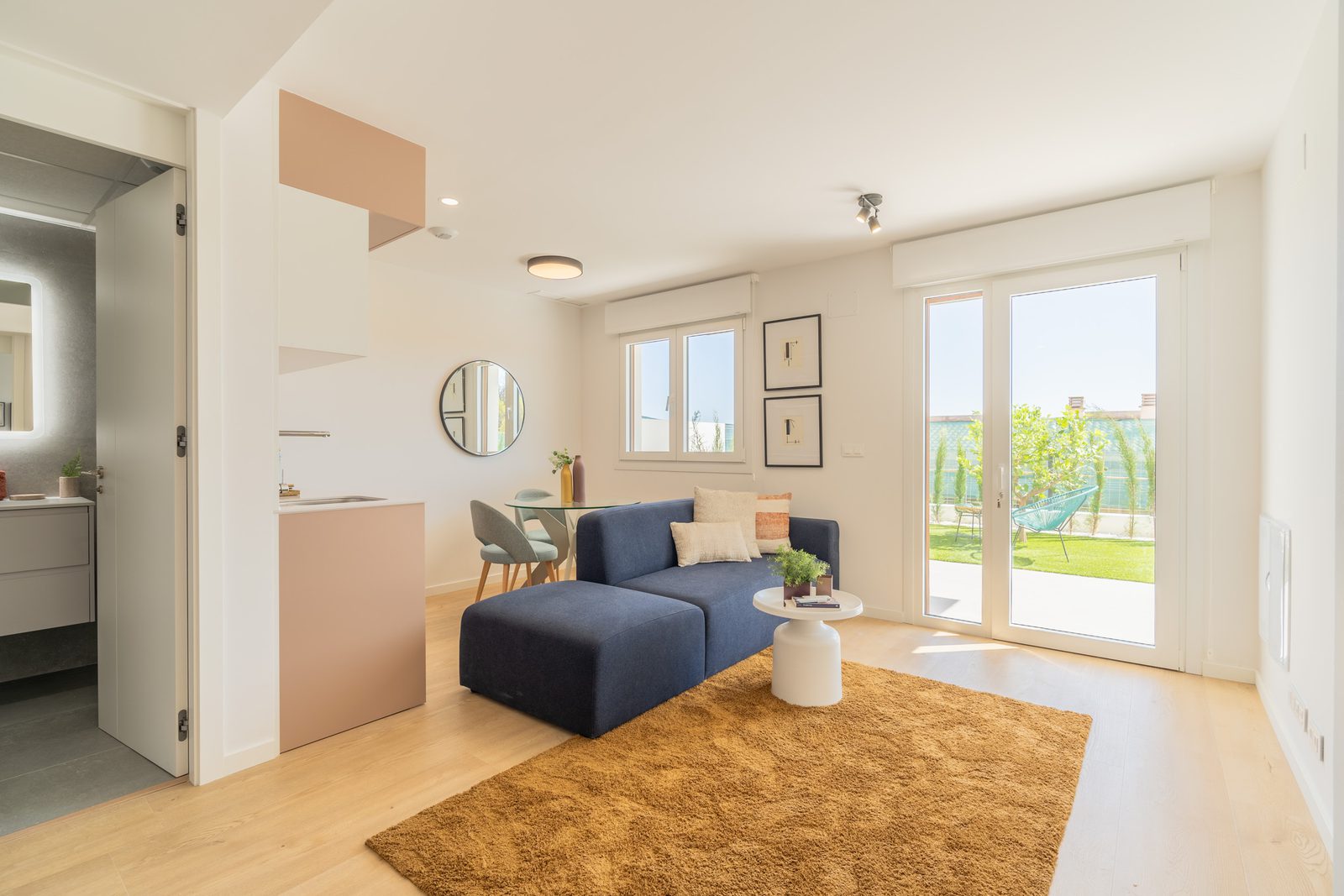 Bright living area with patio doors and garden views of a 4-bedroom townhouse in La Nucía - The Estates