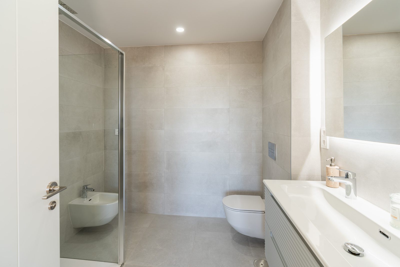 A modern bathroom with a walk-in shower and sleek fixtures in a 4-bedroom townhouse in La Nucía - The Estates