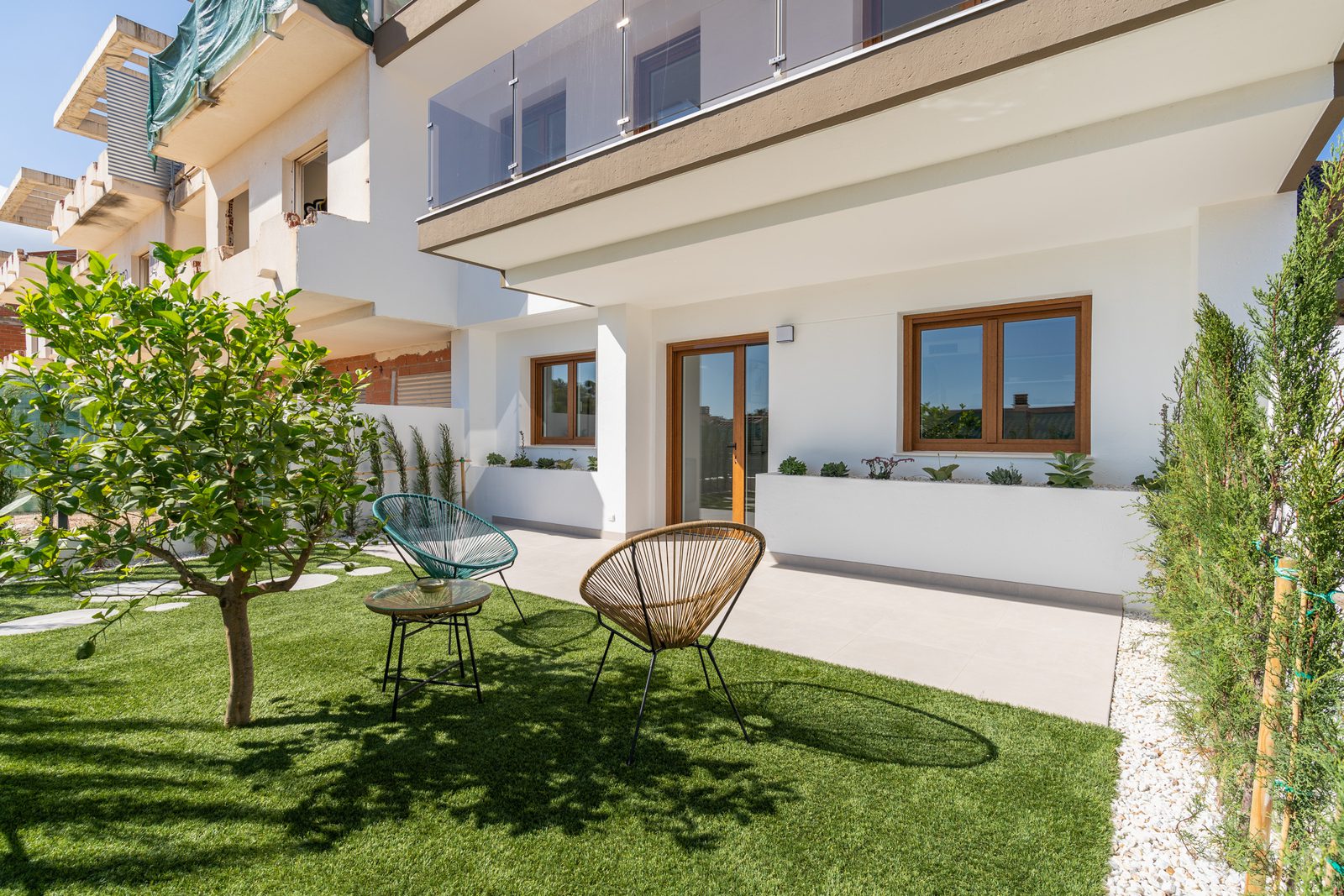 A charming patio with seating area of a 4-bedroom townhouse in La Nucía - The Estates