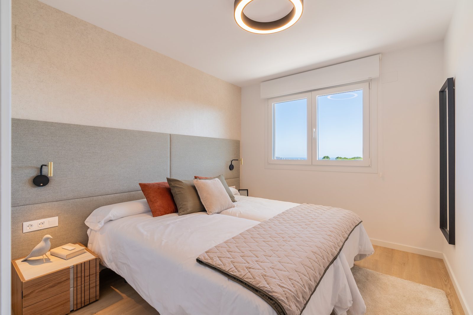 A bright bedroom with sea views in a 4-bedroom townhouse in La Nucía - The Estates