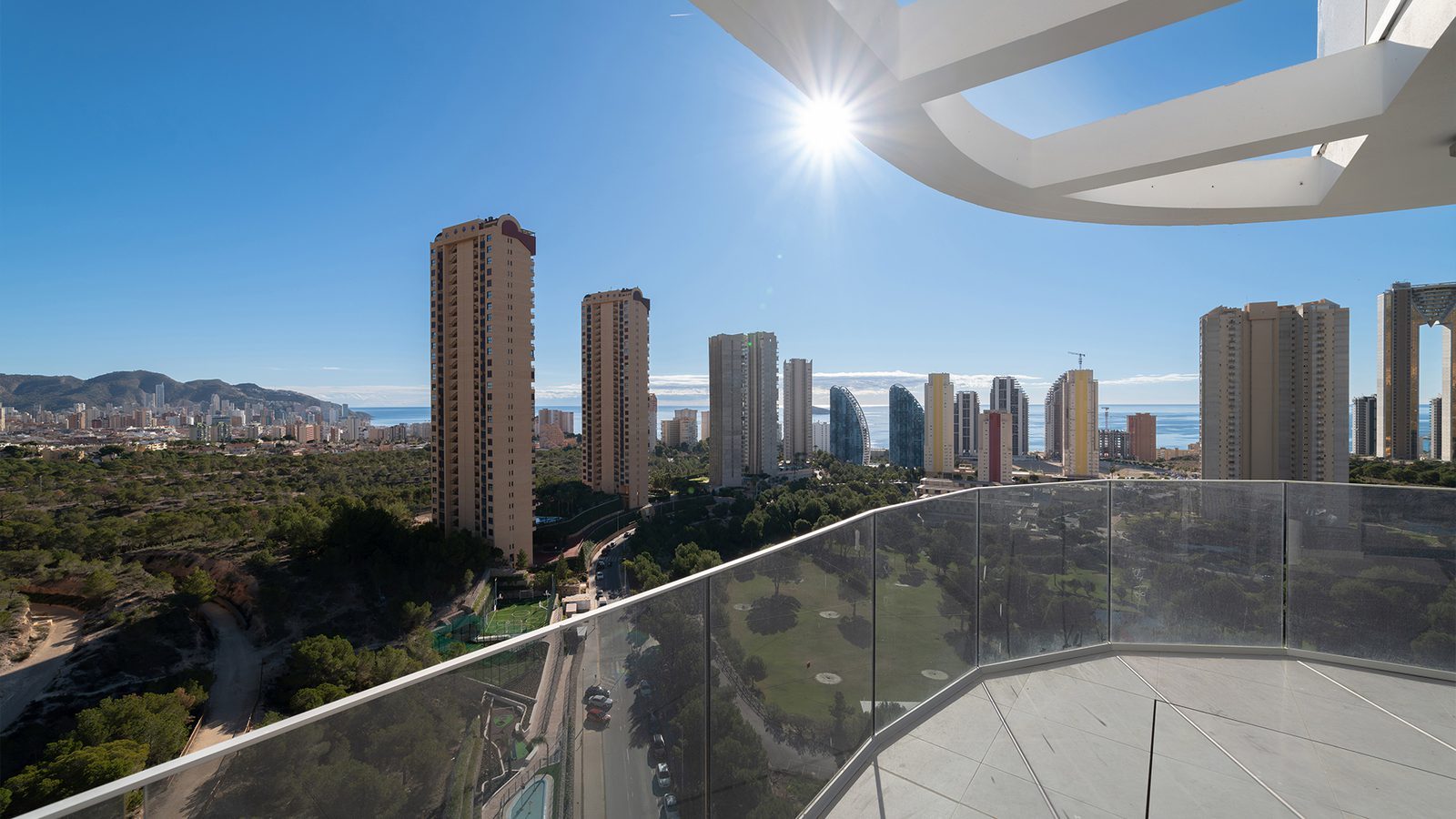 Sea, golf and city views from the terrace of a 3-bedroom penthouse in Benidorm - The Estates