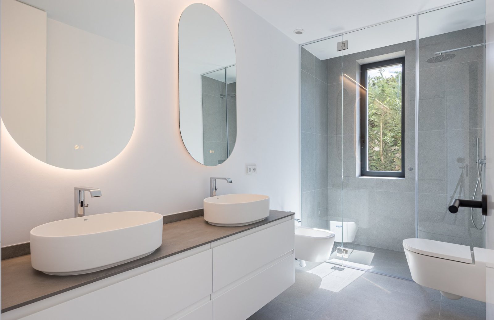 Modern bathroom with a walk-in shower and stylish fixtures in a 5-bedroom villa in Portixol - The Estates