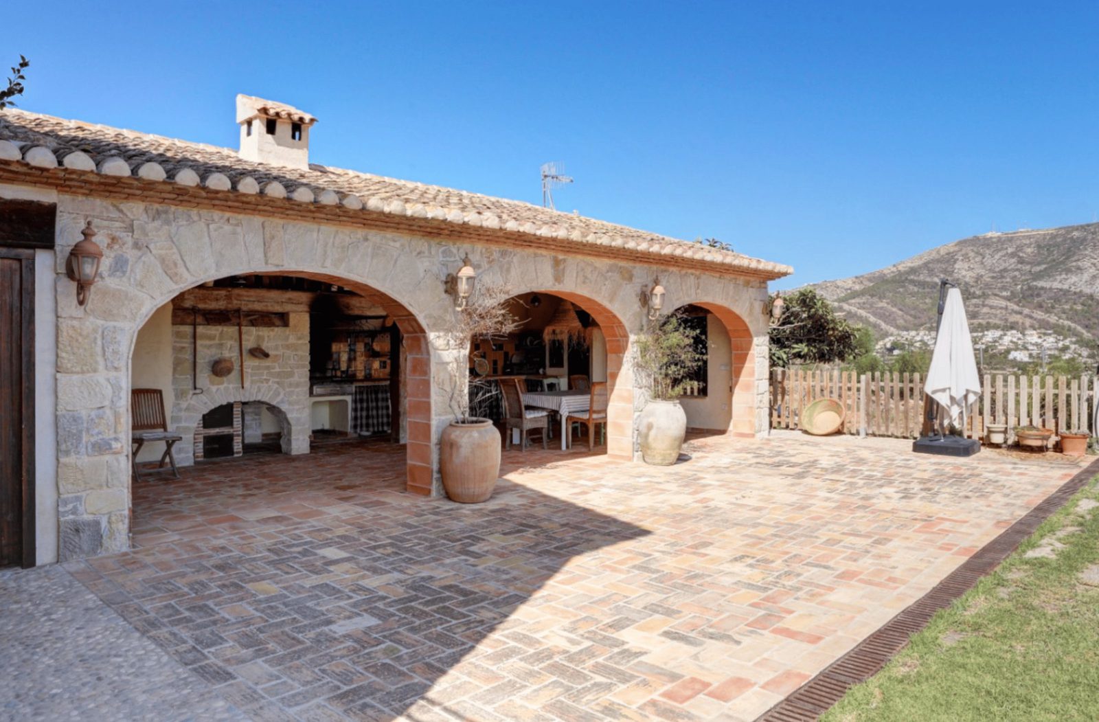 Outdoor kitchen and patio area of a 4-bedroom finca in Moraira - The Estates