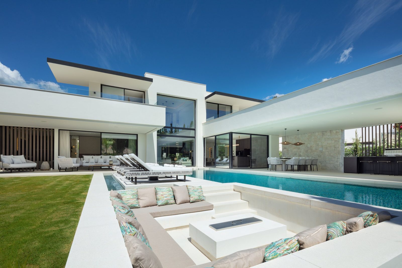 Modern villa with swimming pool, sun loungers and outdoor seating in Las Brisas, Marbella, Málaga - The Estates